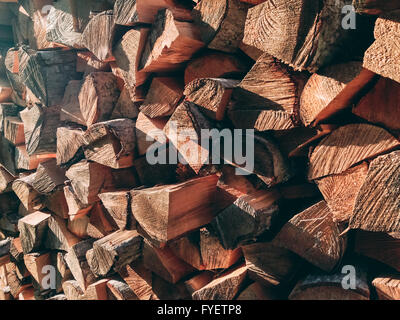 Foto von trockenem Scheitholz meldet sich in einem Haufen. Stockfoto