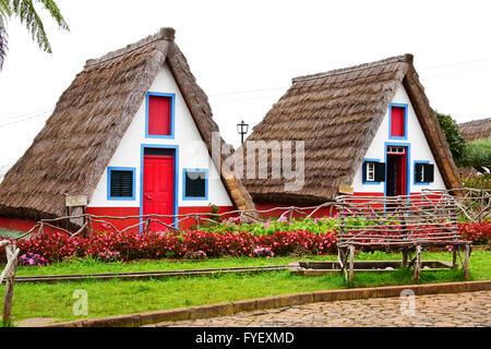 Zwei traditionelle Santana-Häuser in Madeira, Portugal Stockfoto