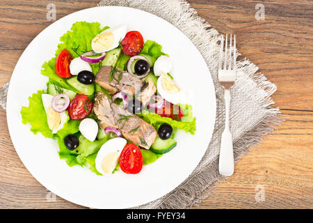 Salat mit Kopfsalat, Tomaten, Gurken und Thunfisch in Dosen Stockfoto