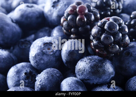 Brombeeren und Heidelbeeren in einem Stapel Stockfoto