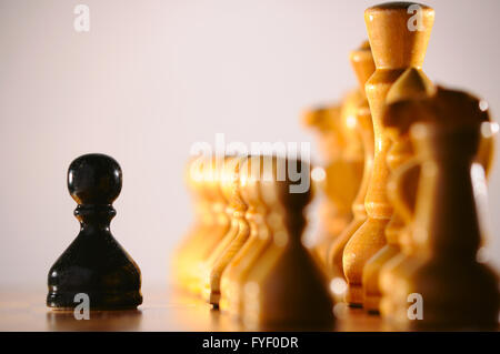 schwarzen Bauern gegen Weiß Schach Stücke Armee Stockfoto