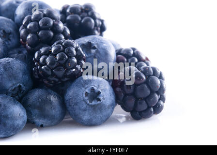 Brombeeren und Heidelbeeren in einem Stapel Stockfoto