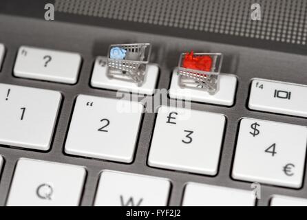 Supermarkt-Einkaufswagen auf einer Laptoptastatur hautnah. Stockfoto