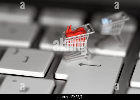 Supermarkt-Einkaufswagen auf einer Laptoptastatur hautnah. Stockfoto
