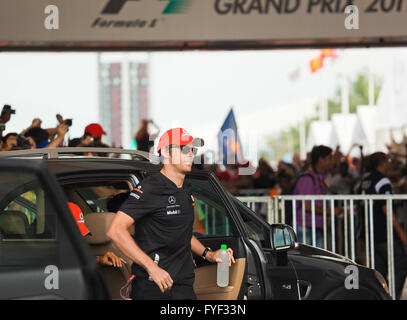 SEPANG, MALAYSIA - APRIL 10: Jenson Button (McLaren-Mercedes Team) grüßen Fans bei der Autogrammstunde am Formel 1 GP, April 10 Stockfoto