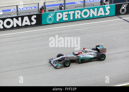 SEPANG, MALAYSIA - 8. APRIL: Michael Schumacher (Mercedes Petronas Team) im ersten Training am 8. April 2011, Formel 1 GP Sepang, Stockfoto