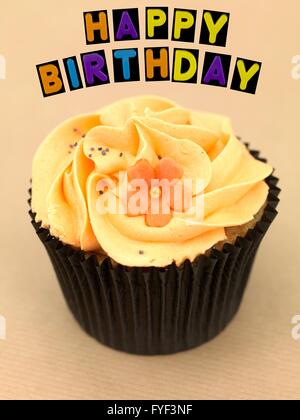 Frisch gebackene Tasse Kuchen mit alles Gute zum Geburtstag Schild Stockfoto