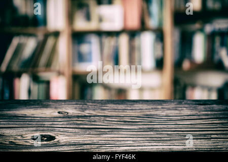 Leere Top Holztisch und Buchständer Stockfoto