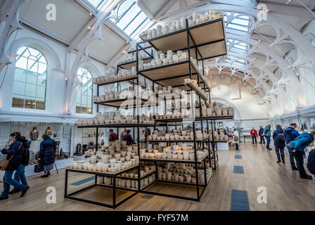 Manifest: 10.000 Stunden umfasst zehntausend Slip aus Zinkdruckguss Keramikschalen – Installation an York Kunst-Galerie von der Clare Twomey. York Stockfoto