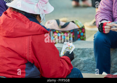 Chinesisch-amerikanische Frauen Spielkarten In Portsmouth Square, Chinatown, San Francisco. Stockfoto