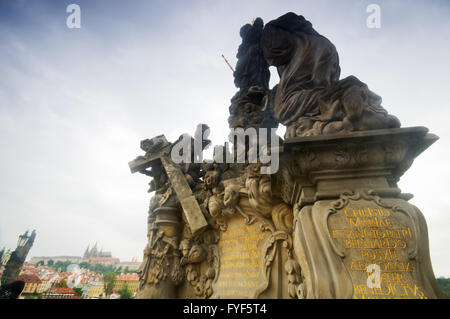 Statuen auf der Karlsbrücke. Prag Stockfoto