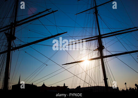 Schiff Segel Silhouette bei Sonnenuntergang Stockfoto