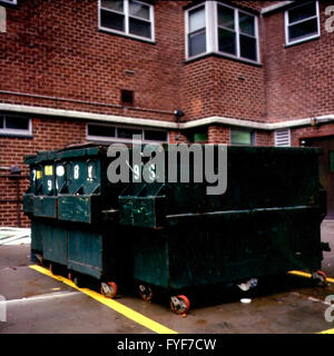 Müllcontainer hinter einem Mehrfamilienhaus im September 2003 in New York. (© Richard B. Levine) Stockfoto