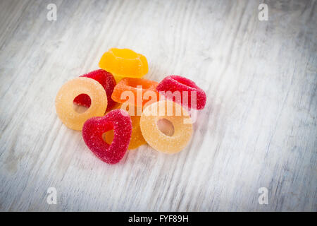 Bunte Jelly Candy auf weißem Holz Hintergrund hautnah Stockfoto