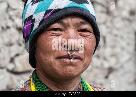 Eine undefinierte nepalesischen alte buddhistische / Hindu-Frau fotografiert in Nepal Stockfoto