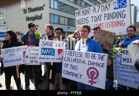 Ärzte in der Ausbildung auf die Streikposten vor St Thomas' Hospital auf Westminster Bridge. Stockfoto