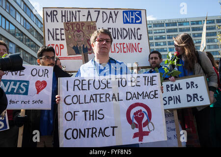 Ärzte in der Ausbildung auf die Streikposten vor St Thomas' Hospital auf Westminster Bridge. Stockfoto