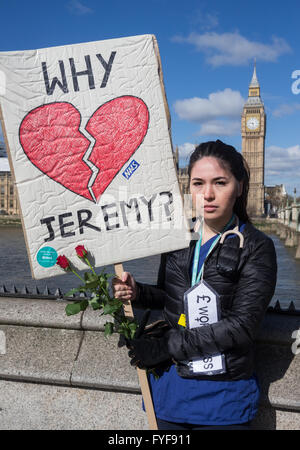 Ärzte in der Ausbildung auf die Streikposten vor St Thomas' Hospital auf Westminster Bridge.A junior Arzt fragt Jeremy Hunt "Warum?" Stockfoto