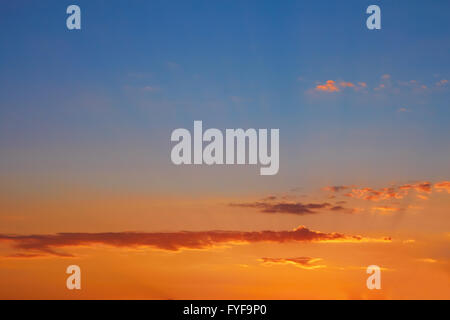 Multicolor Wolken bei Sonnenuntergang Stockfoto