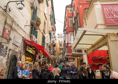 Via San Gregorio Armeno - Tradition auf der ganzen Welt mit Ausstellungszentrum der Handwerksbetriebe, Spaccanapoli Bereich bekannt. Stockfoto