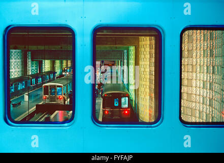 U-Bahnstation, Zug Auto & blockieren Glaswände in Chicago O' Hare International Airport Stockfoto