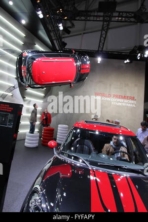 Rote und schwarze Mini John Cooper Works Countryman Stockfoto