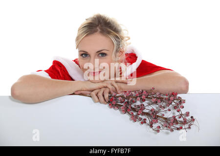 Frau im festlichen Outfit hält Blumen Stockfoto