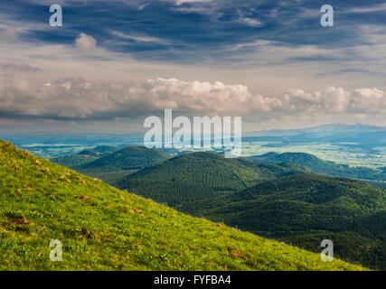 Blick entlang der Chaine des Puys (Kette von Vulkanen) vom Vulkan Puy de Dome, Auvergne, Frankreich Stockfoto