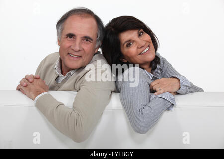 Erwachsenes paar Stand mit leeren Werbetafel Stockfoto