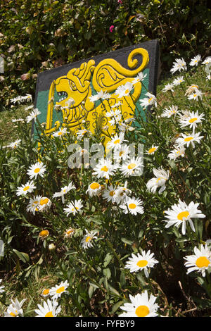 Sri Lanka, Nuwara Eliya, Pidurutalagala (Mount Pedro) Armee Basis Löwe symbol Rock in Blumen Stockfoto