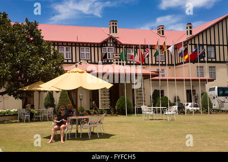 Sri Lanka, Nuwara Eliya, Grand Hotel, die Gäste Entspannung im Schatten auf Rasen Stockfoto