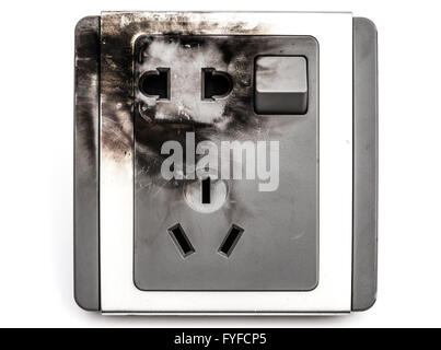 ausgebrannt, Steckdose hautnah auf einem weißen Hintergrund Stockfoto