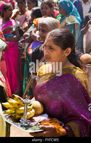Sri Lanka, Nuwara Eliya, Saraswati Tempelfest, Hindu-Frau, Salzen Tablett mit Angebote Stockfoto
