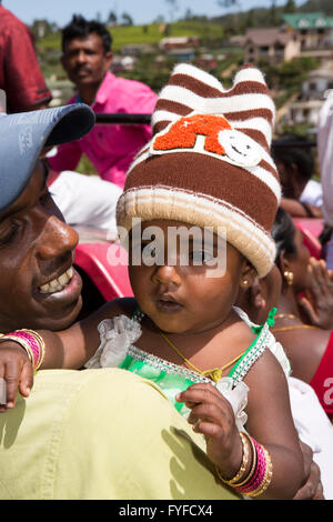 Sri Lanka, Nuwara Eliya, Saraswati Tempelfest, Hindu Mann mit junge Tochter in die Arme Stockfoto