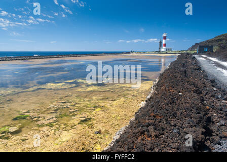 Salzgewinnung Pflanze mit Leuchtturm am Salinas La Palma Stockfoto
