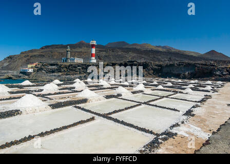 Salzgewinnung Pflanze mit Leuchtturm am Salinas La Palma Stockfoto