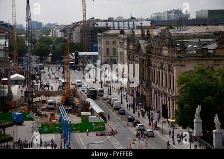 Blick Den Boulevard Unter Den Linden Mit der Schlossbruecke, Dem Deutschen Historischen Museum Und Im Hintergrund Dem Brandenbur Stockfoto