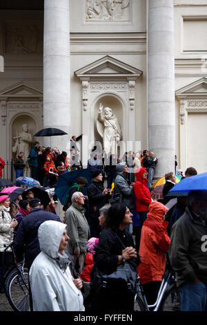 Menschenmenge bin Franz. Dom, Gendarmenmarkt, Berlin-Mitte. Stockfoto