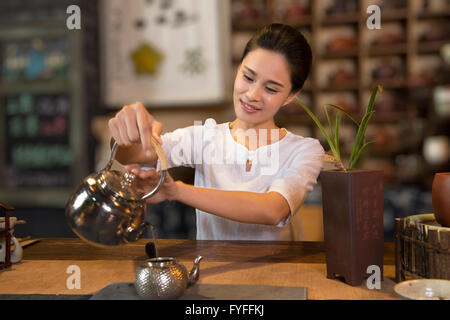Tee-Hausbesitzer, die Zubereitung von Tee Stockfoto