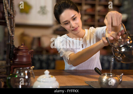 Tee-Hausbesitzer, die Zubereitung von Tee Stockfoto