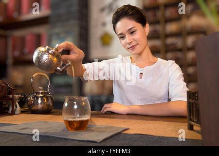 Tee-Hausbesitzer, die Zubereitung von Tee Stockfoto