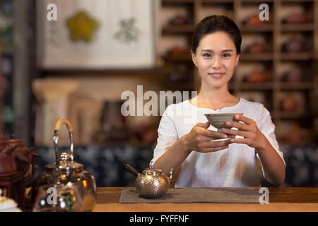 Tee Haus Eigentümer servieren Tee Stockfoto