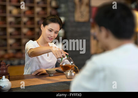 Tee Haus Eigentümer servieren Tee Stockfoto
