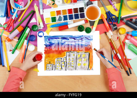 Kind Zeichnung Nacht Stadt, Hände Draufsicht mit Bleistift Gemälde Bild auf Papier, Kunstwerk am Arbeitsplatz Stockfoto