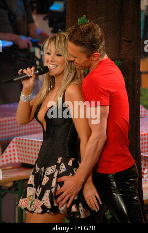 Rosanna Rocci (Mit Einem Taenzer) - TV-Produktion "Das Grosse Sommer Hit Festival 2005", Erst-Ausstrahlung am 26. August 2005, Z Stockfoto