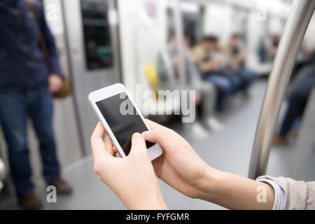 Nahaufnahme von Frauenhand mit Smartphone Stockfoto