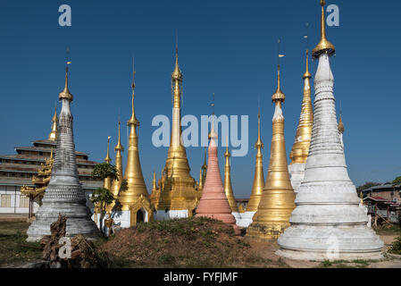 Stupas im Kloster in Ywama Dorf von Inle-See, Burma, Myanmar Stockfoto