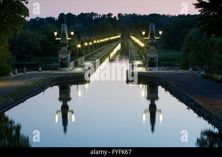 Kanalbrücke, Briare Kanal in der Abenddämmerung, Département Loiret, Centre-Val de Loire Region, Frankreich Stockfoto