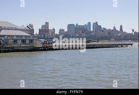 Pier auf dem Hudson River verwendet für Hubschrauberflüge Stockfoto