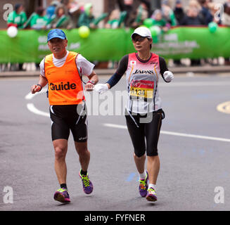 Yumiko Fuji, aus Japan, Rennen in 2016-London-Marathon. Yumiko belegte in der IPC Leichtathletik Marathon-WM. Stockfoto